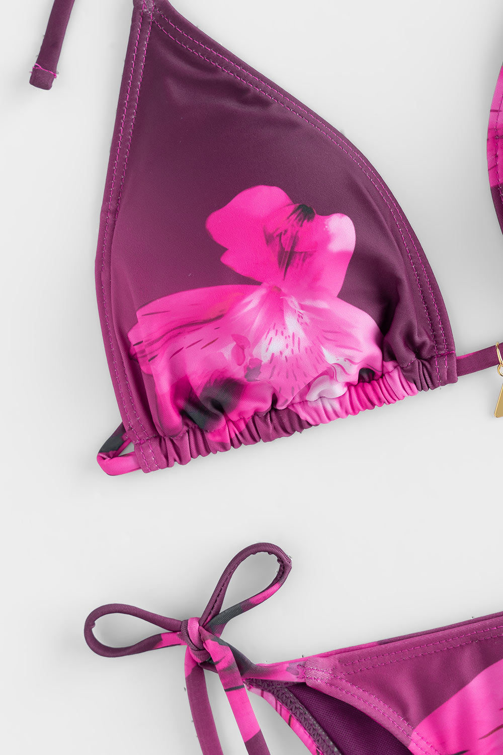 RAFAELLA – Floraler Triangel-Bikini mit verspielten Bändern - Magenta